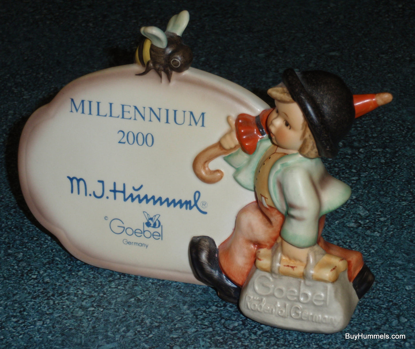 Merry Wanderer Goebel Hummel Dealer Plaque Figurine #900 Millenium With Bee!