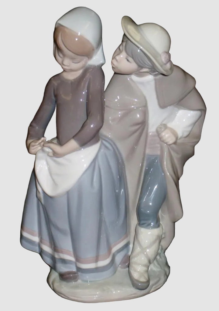 Lladro Daisa Figurine #1188 "Boy Meets Girl