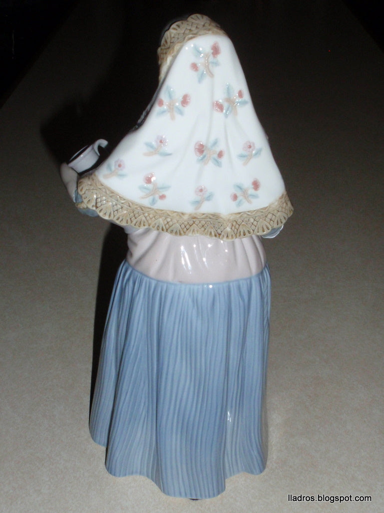 "Lady from Majorca" Lladró Figurine #5240 - Vicente Martínez (11.5")