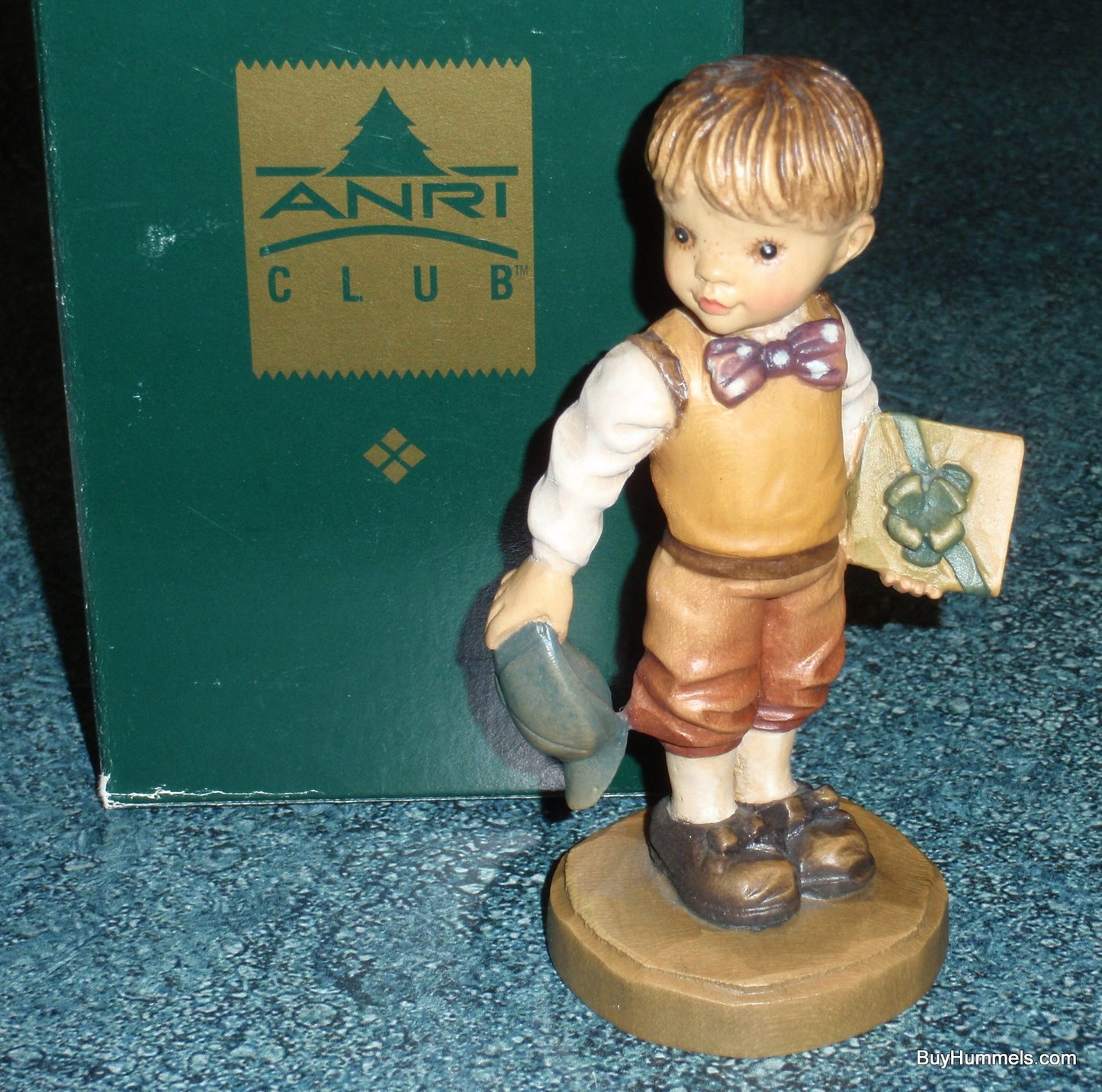 Anri Club 4" Sarah Kay Figurine "Sweet Thoughts" With Original Box #57194 - Little Boy With Gift For Special Someone!