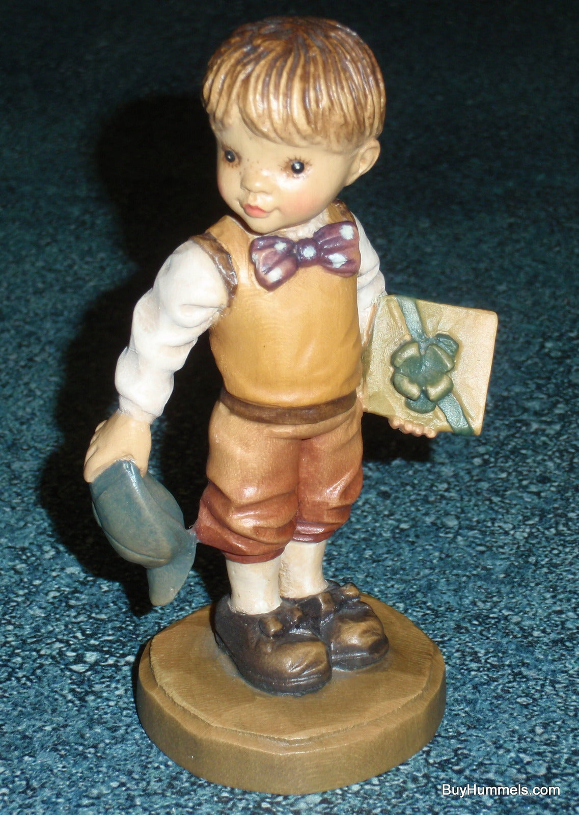 Anri Club 4" Sarah Kay Figurine "Sweet Thoughts" With Original Box #57194 - Little Boy With Gift For Special Someone!