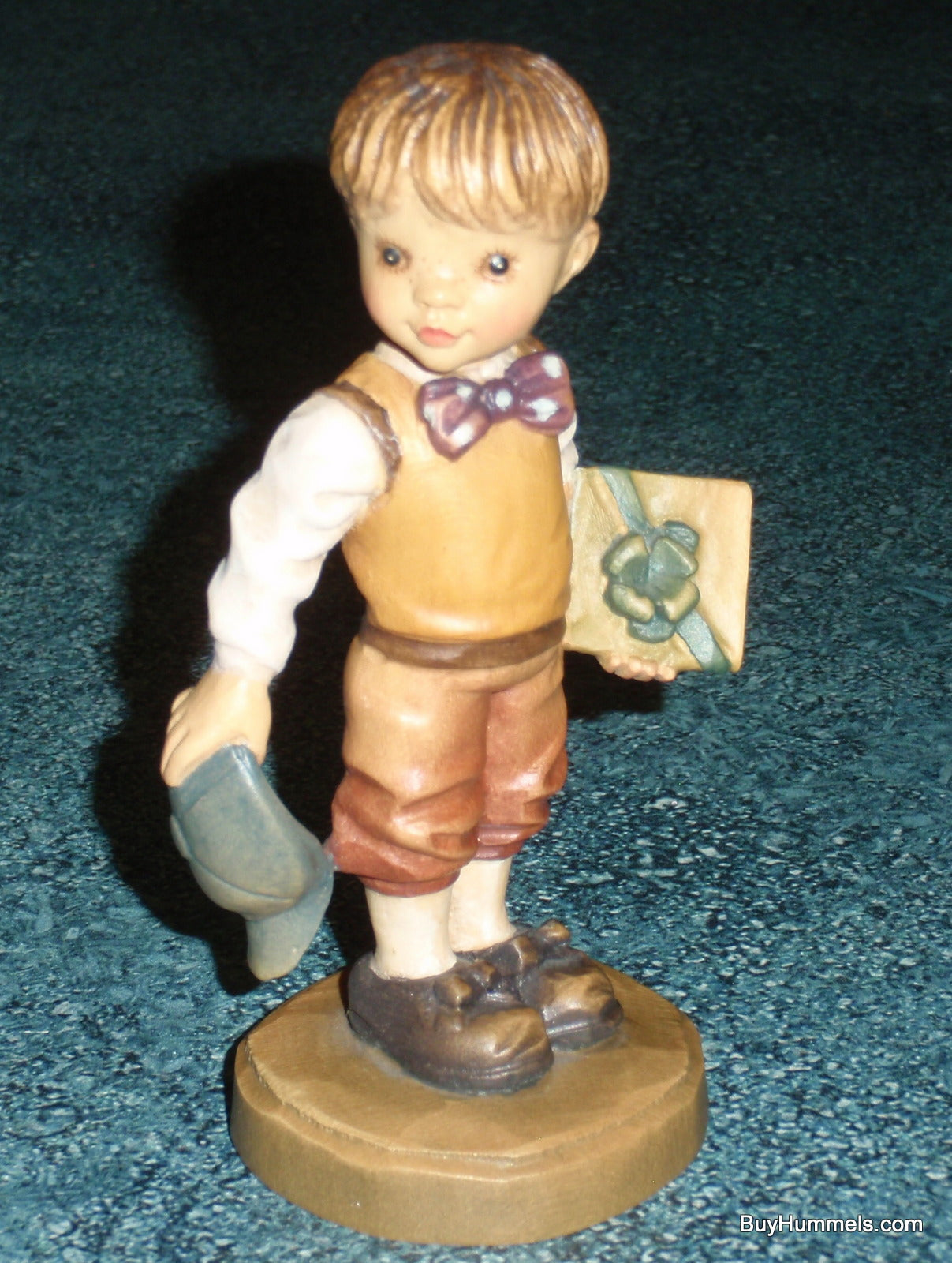 Anri Club 4" Sarah Kay Figurine "Sweet Thoughts" With Original Box #57194 - Little Boy With Gift For Special Someone!