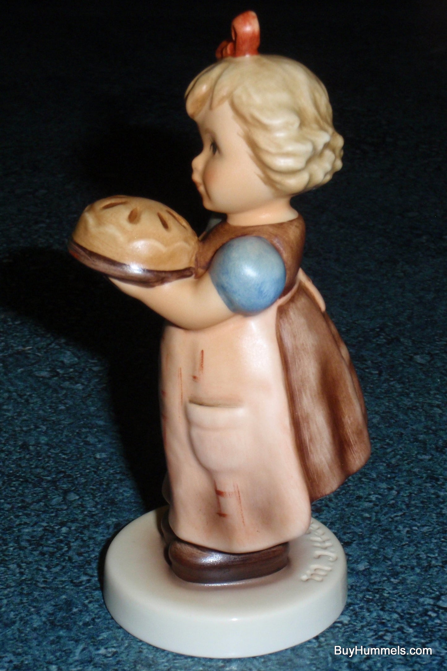 "Country Kitchen" Goebel Hummel Figurine #2381 Girl With Cake- FANTASTIC GIFT!