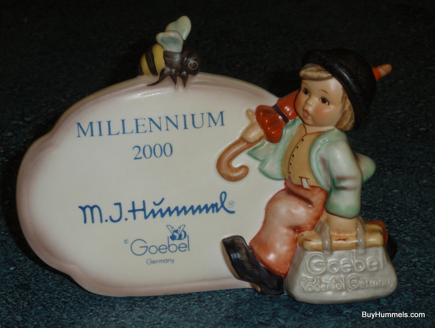 Merry Wanderer Goebel Hummel Dealer Plaque Figurine #900 Millenium With Bee!