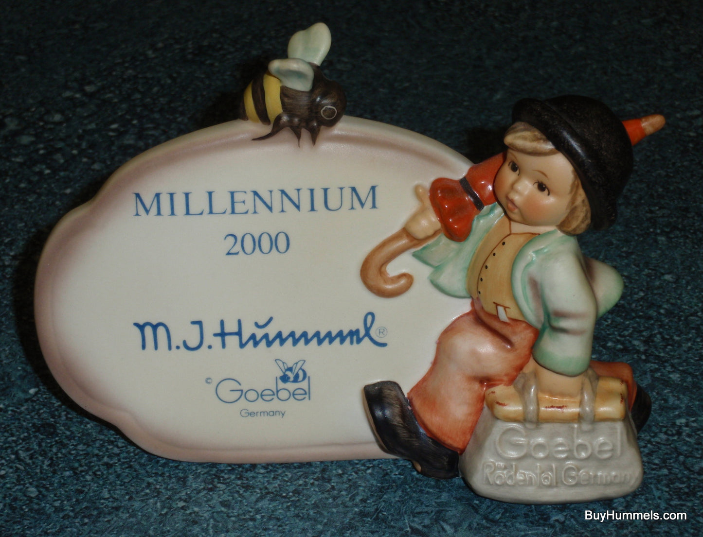 Merry Wanderer Goebel Hummel Dealer Plaque Figurine #900 Millenium With Bee!
