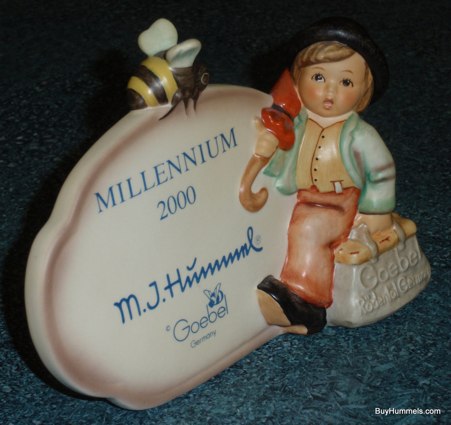 Merry Wanderer Goebel Hummel Dealer Plaque Figurine #900 Millenium With Bee!