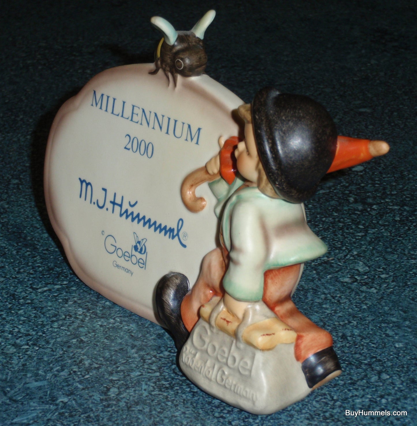 Merry Wanderer Goebel Hummel Dealer Plaque Figurine #900 Millenium With Bee!