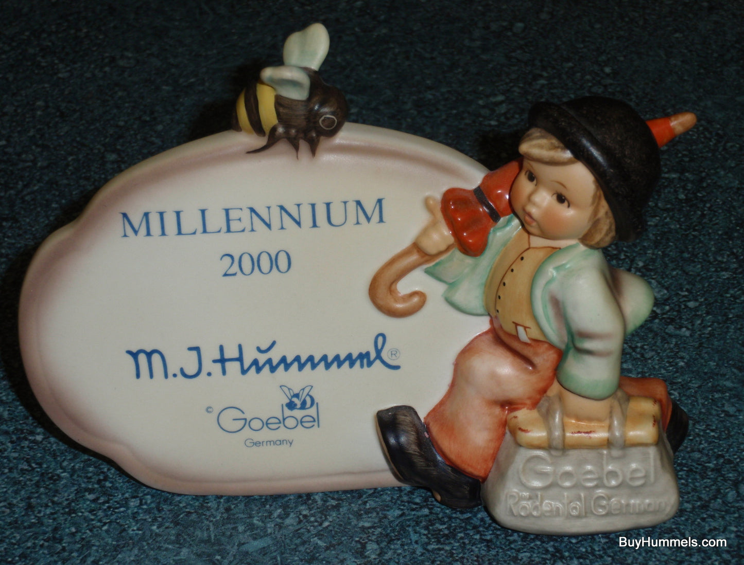 Merry Wanderer Goebel Hummel Dealer Plaque Figurine #900 Millenium With Bee!