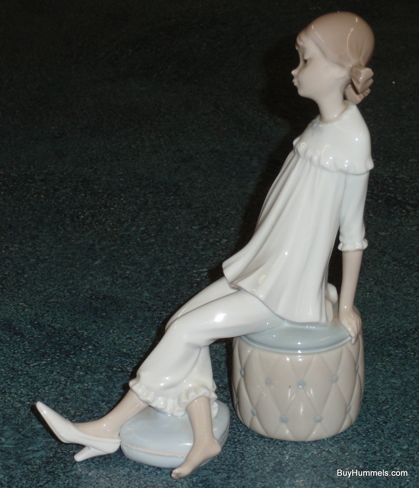 Lladro "Girl with Mother's Shoe / Heels Sitting on Ottoman" Figurine #1084 GIFT!