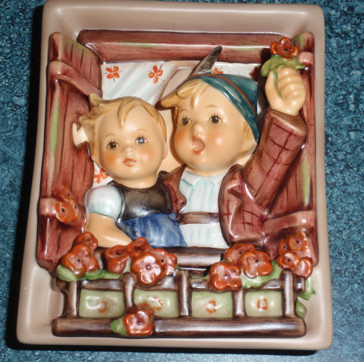 "Vacation Time" Goebel Hummel #125 – Hanging Wall Plaque
