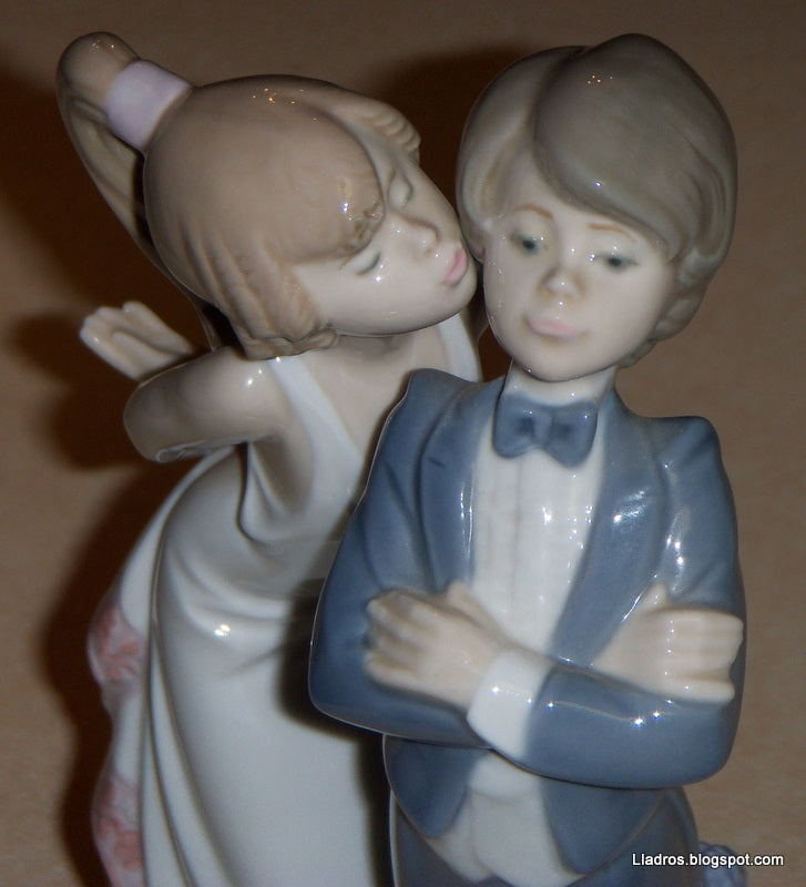 "Let's Make Up" Lladro Daisa Figurine #5555
