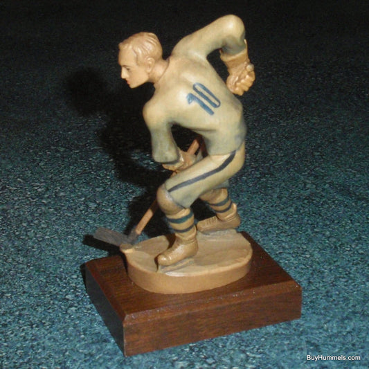 Anri Hockey Player Wood Carved Figurine 52364 Boy Stickhandling Signed Ulrich Bernardi Eishockeyspieler Vintage Italy Sports Rare