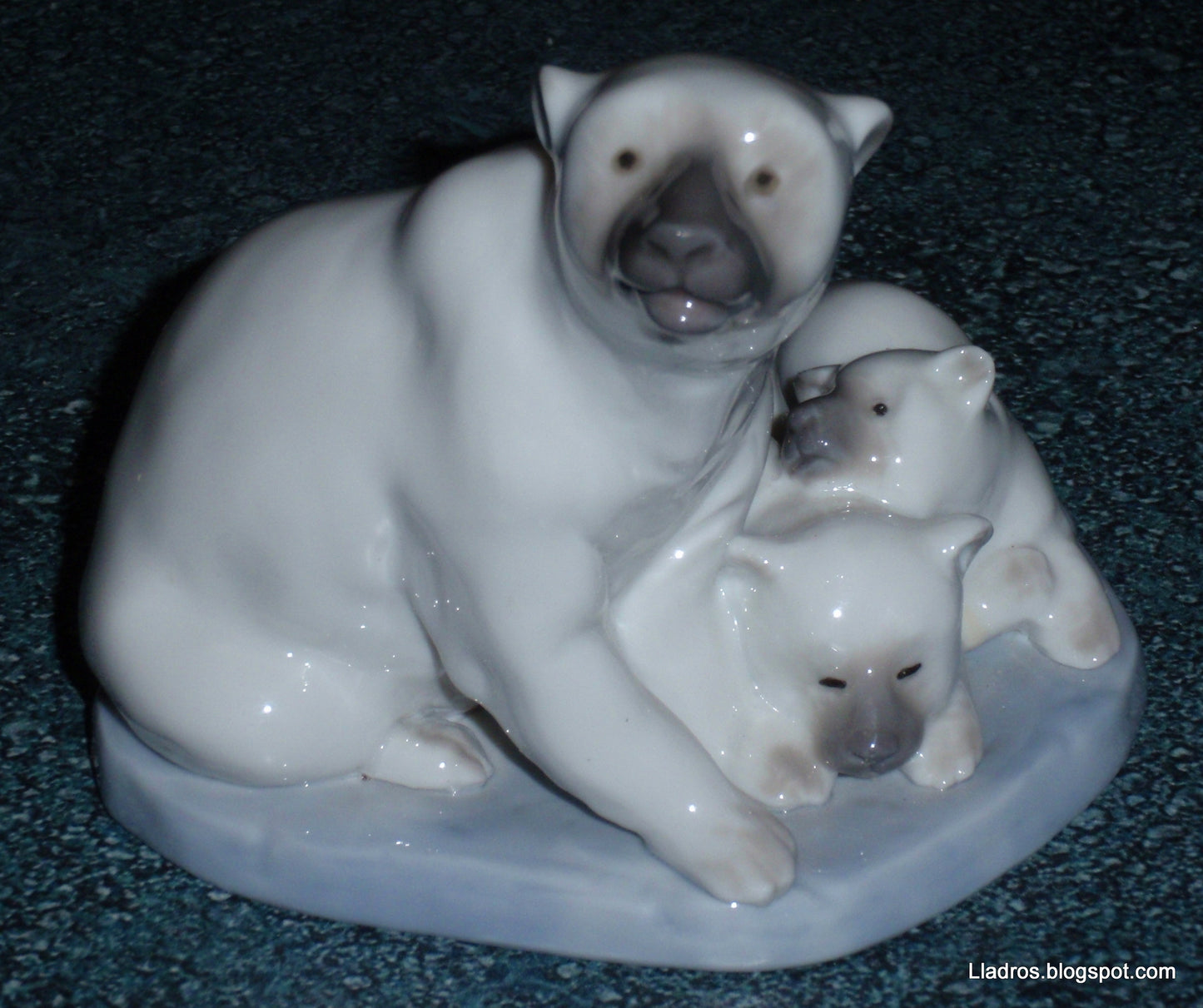 Polar Bear With Cubs Lladro Figurine #5434