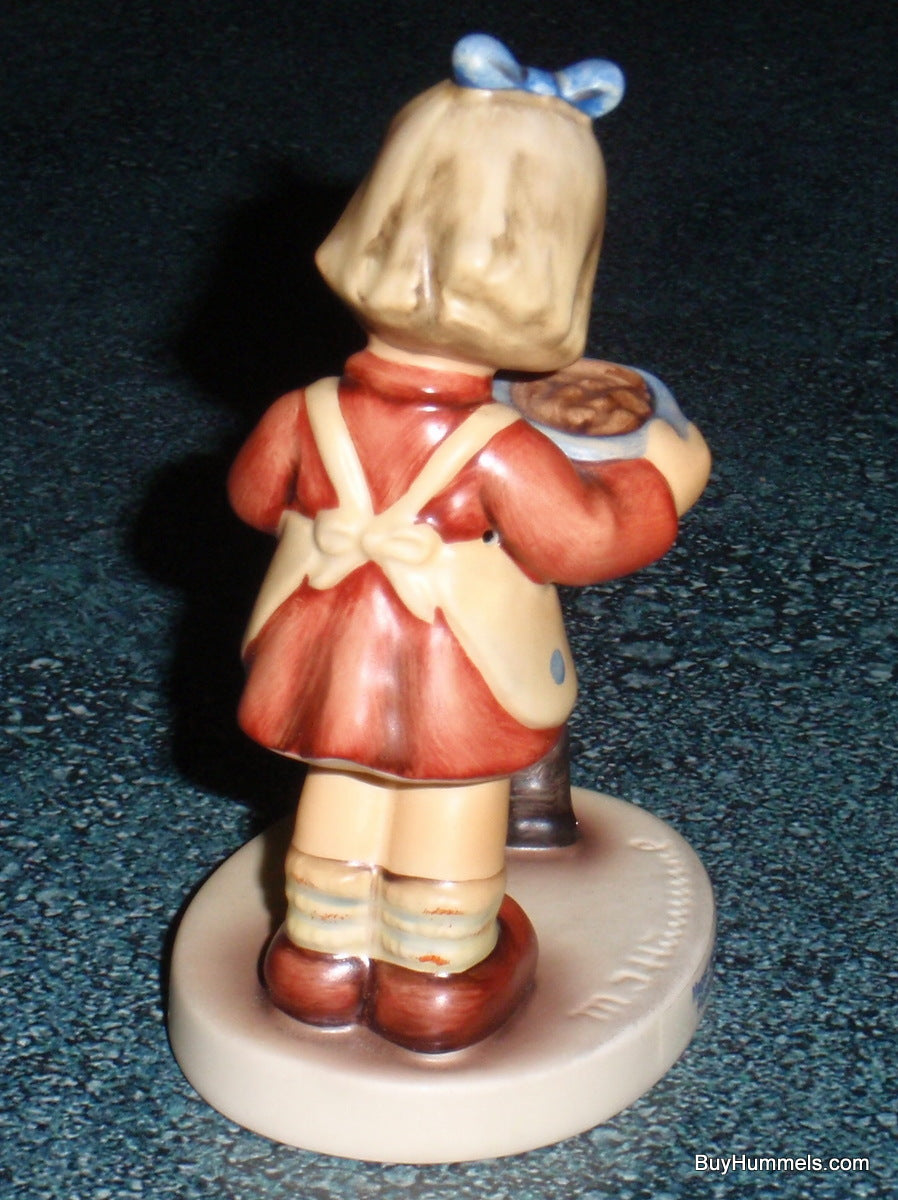 "Puppy Pause" Goebel Hummel #2032 – Girl Feeding Puppy