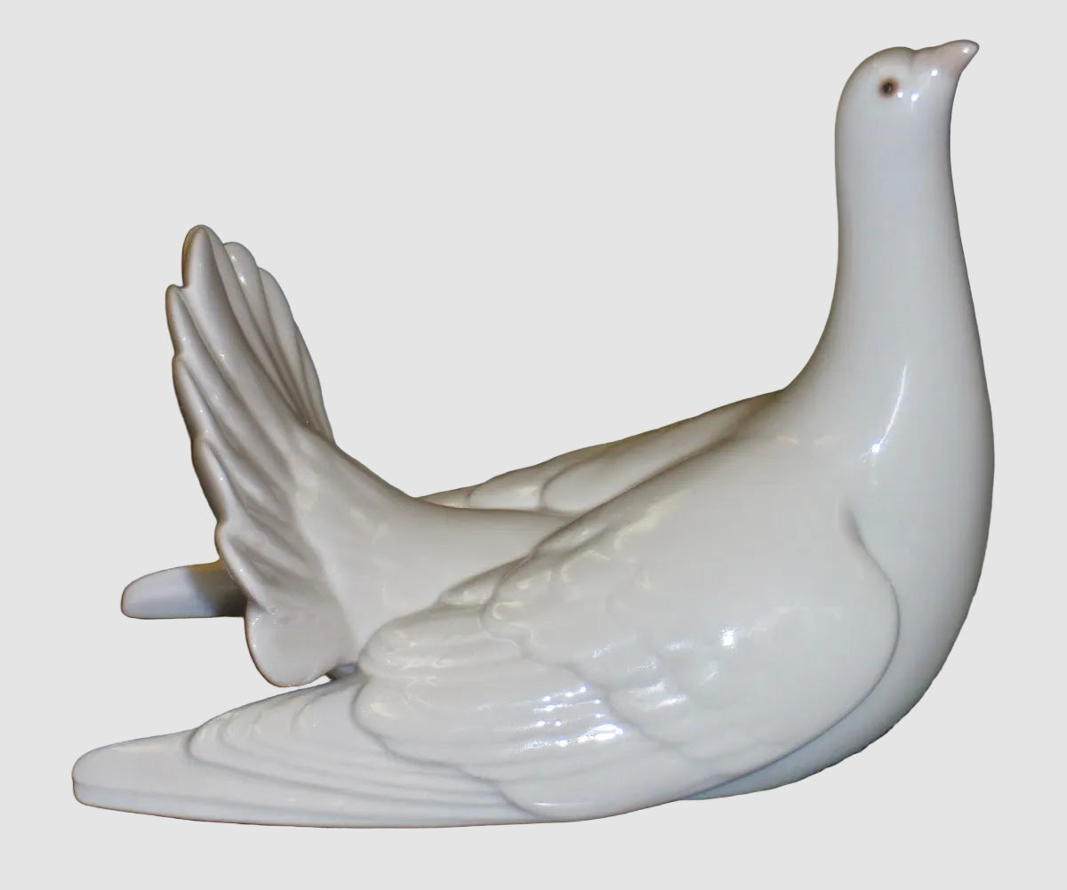 "Restless Dove" Lladro Figurine #6287 - Francisco Catala (6.25")