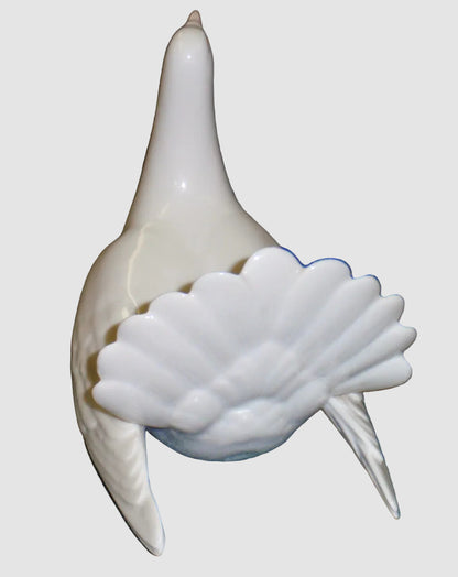 "Restless Dove" Lladro Figurine #6287 - Francisco Catala (6.25")