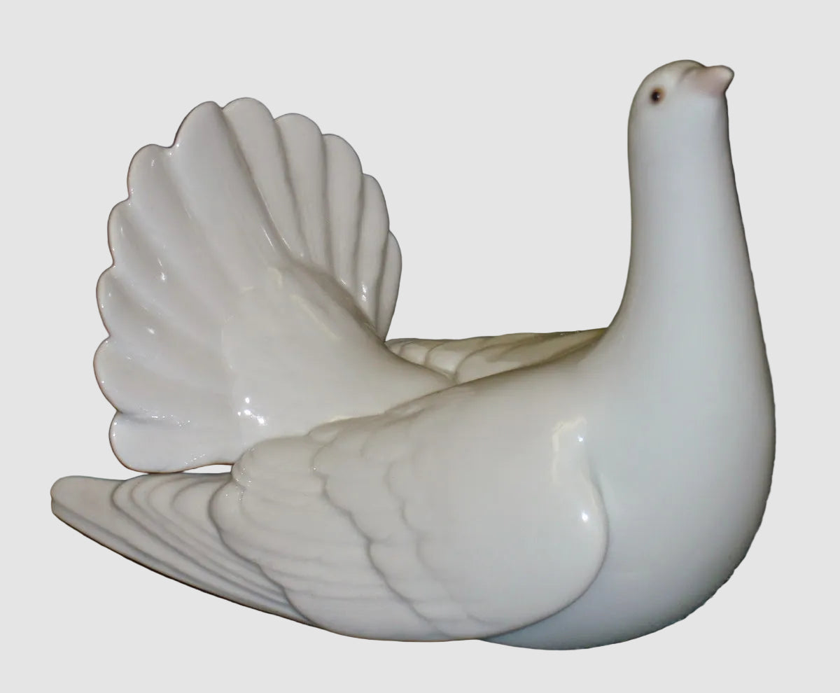 "Restless Dove" Lladro Figurine #6287 - Francisco Catala (6.25")