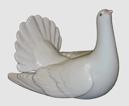 "Restless Dove" Lladro Figurine #6287 - Francisco Catala (6.25")