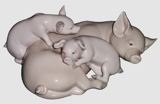 "Playful Piglets" Lladro Figurine #5228 - Mother Pig & Babies (6.75")