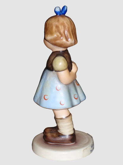 "Two Hands, One Treat" Goebel Hummel Club Figurine #493 (4")