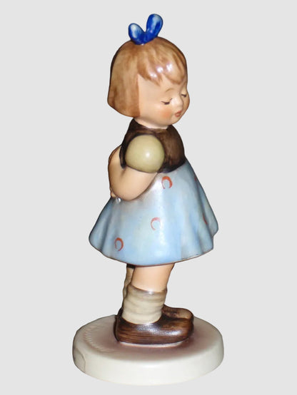 "Two Hands, One Treat" Goebel Hummel Club Figurine #493 (4")