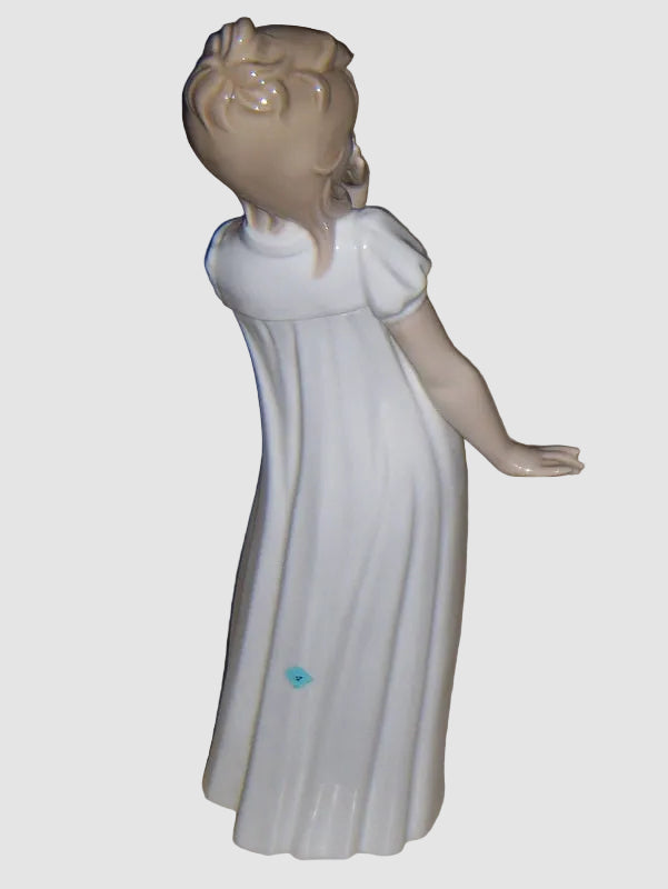 "Goodnight" Lladro Nao Figurine - Young Girl Yawning (11.5")