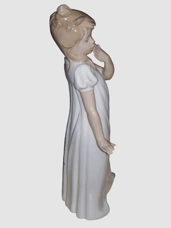"Goodnight" Lladro Nao Figurine - Young Girl Yawning (11.5")