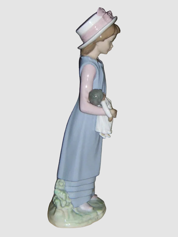 "Belinda With Her Doll" Lladro Figurine #5045 (11.25")