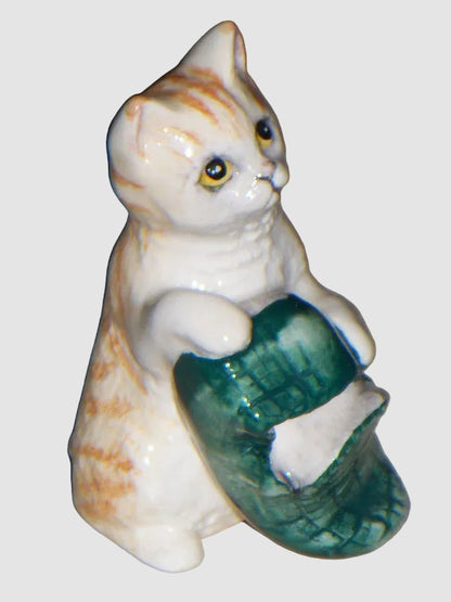 "New Toy" Royal Doulton Kitten in Slipper Figurine DA232 (2.75")