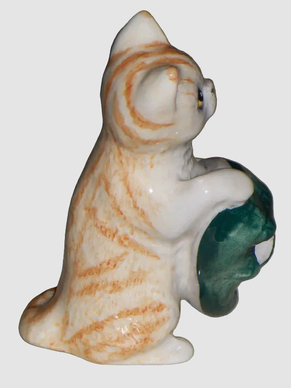 "New Toy" Royal Doulton Kitten in Slipper Figurine DA232 (2.75")