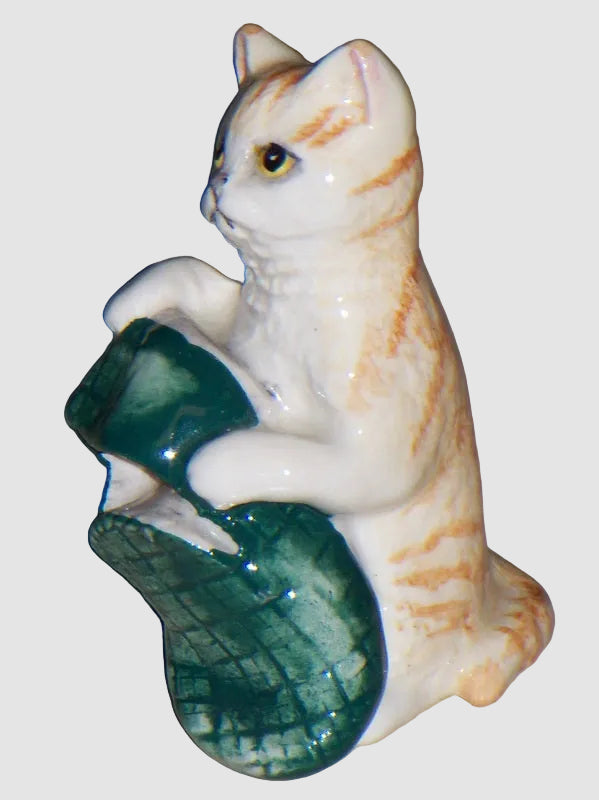 "New Toy" Royal Doulton Kitten in Slipper Figurine DA232 (2.75")