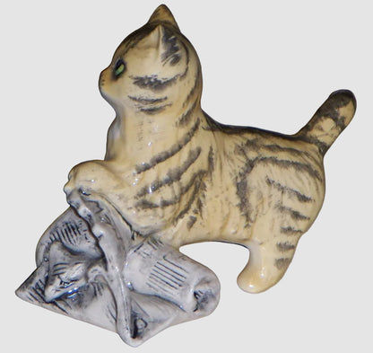 "In The News" Royal Doulton Kitten Figurine DA233 - Cute Cats Series