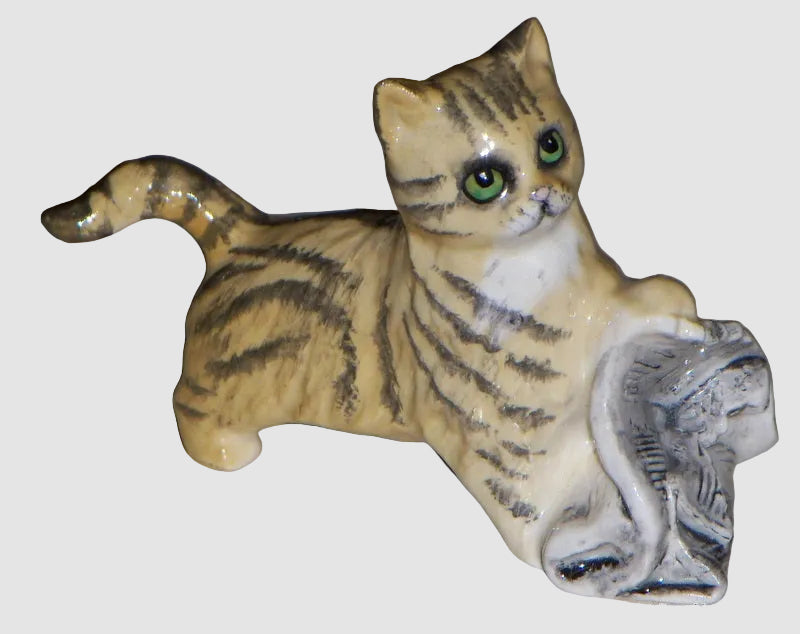 Royal Doulton In The News Kitten Figurine DA233 Amanda Hughes Lubeck Cute Cats Tabby Newspaper Furry Friends Vintage England Porcelain