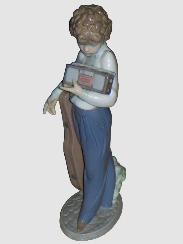 "Musically Inclined" Lladro Daisa Figurine #5810 - Rafael Lozano (9")