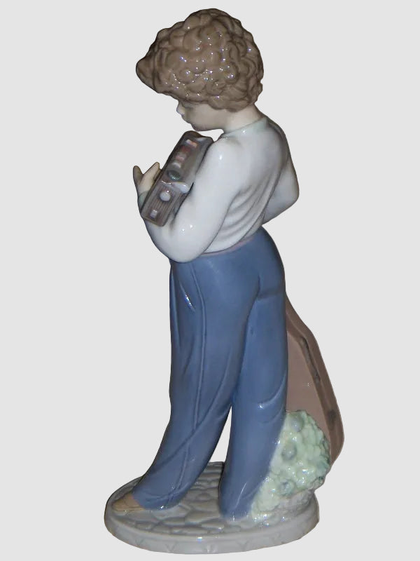 "Musically Inclined" Lladro Daisa Figurine #5810 - Rafael Lozano (9")