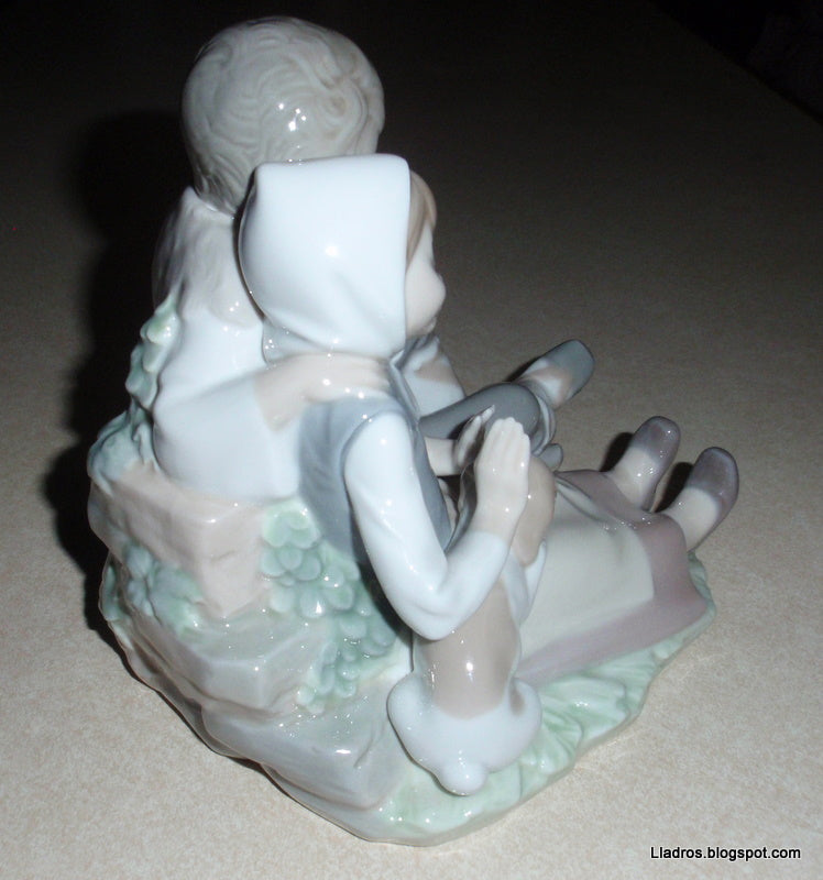 "Friendship" (Hermanitos) Lladro Figurine #1230 - Young Couple With Puppy Dog (6.25")