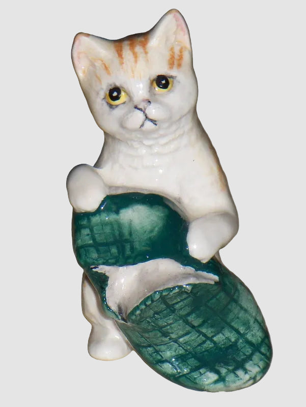 "New Toy" Royal Doulton Kitten in Slipper Figurine DA232 (2.75")