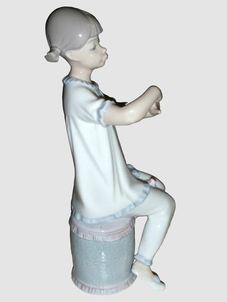 "Girl Manicuring" Lladró Figurine #1082 - Girl Painting Nails (7.5")