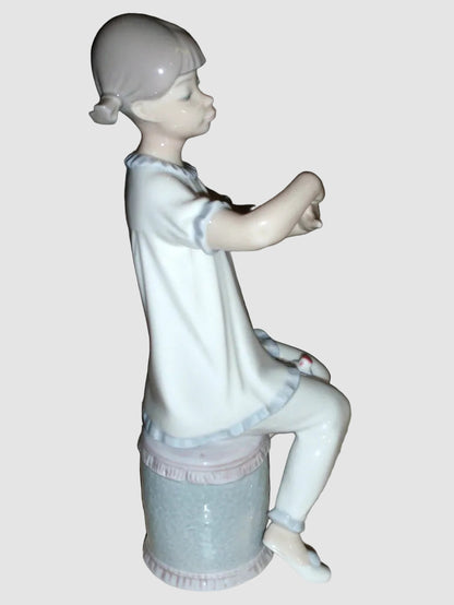 "Girl Manicuring" Lladró Figurine #1082 - Girl Painting Nails (7.5")