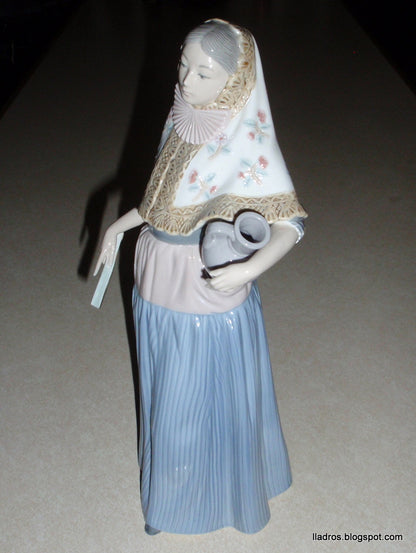 "Lady from Majorca" Lladró Figurine #5240 - Vicente Martínez (11.5")