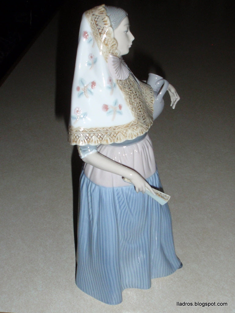 "Lady from Majorca" Lladró Figurine #5240 - Vicente Martínez (11.5")