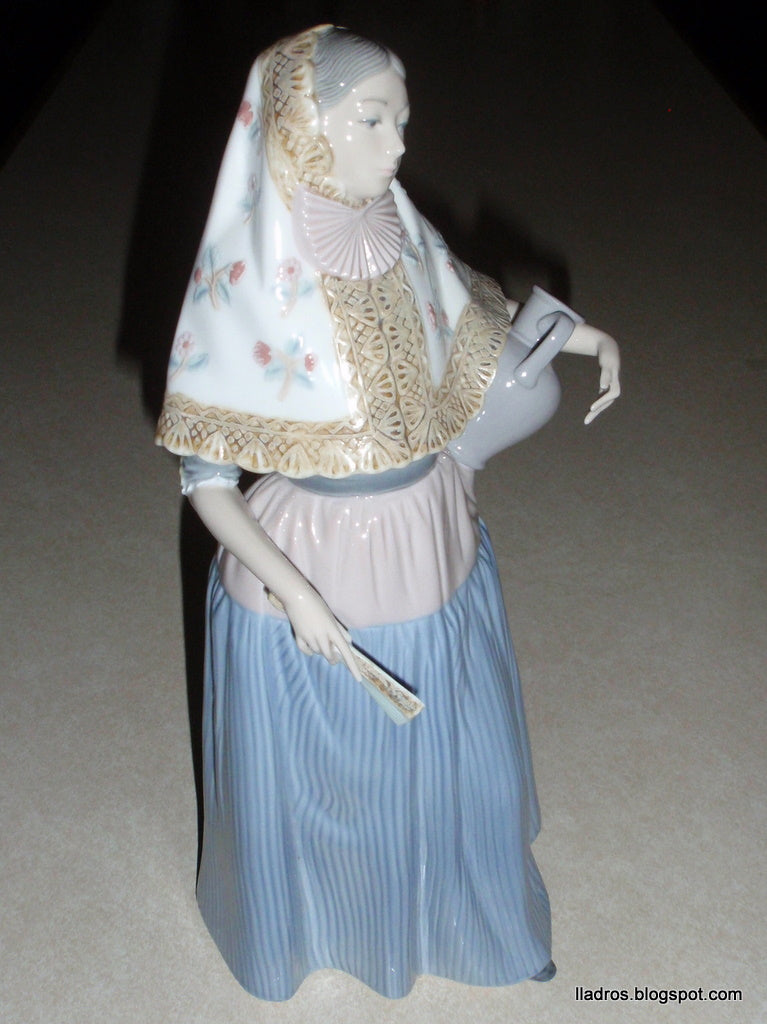 "Lady from Majorca" Lladró Figurine #5240 - Vicente Martínez (11.5")