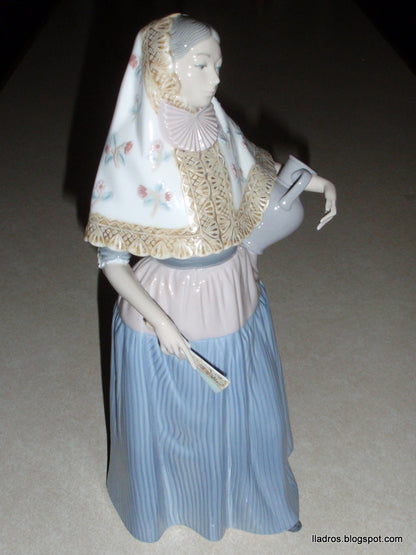 "Lady from Majorca" Lladró Figurine #5240 - Vicente Martínez (11.5")