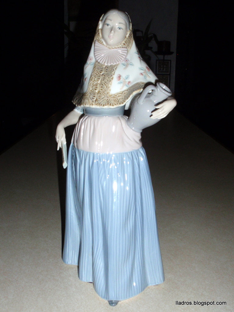 "Lady from Majorca" Lladró Figurine #5240 - Vicente Martínez (11.5")