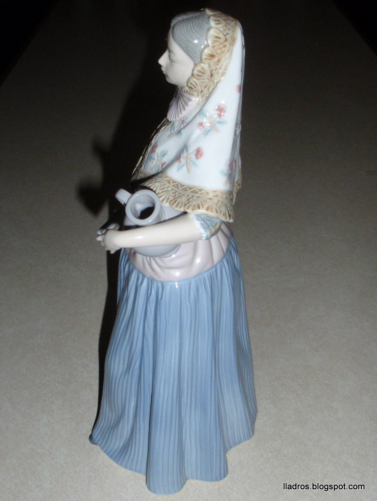 "Lady from Majorca" Lladró Figurine #5240 - Vicente Martínez (11.5")