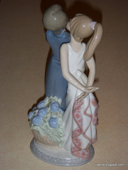 "Let's Make Up" Lladro Daisa Figurine #5555