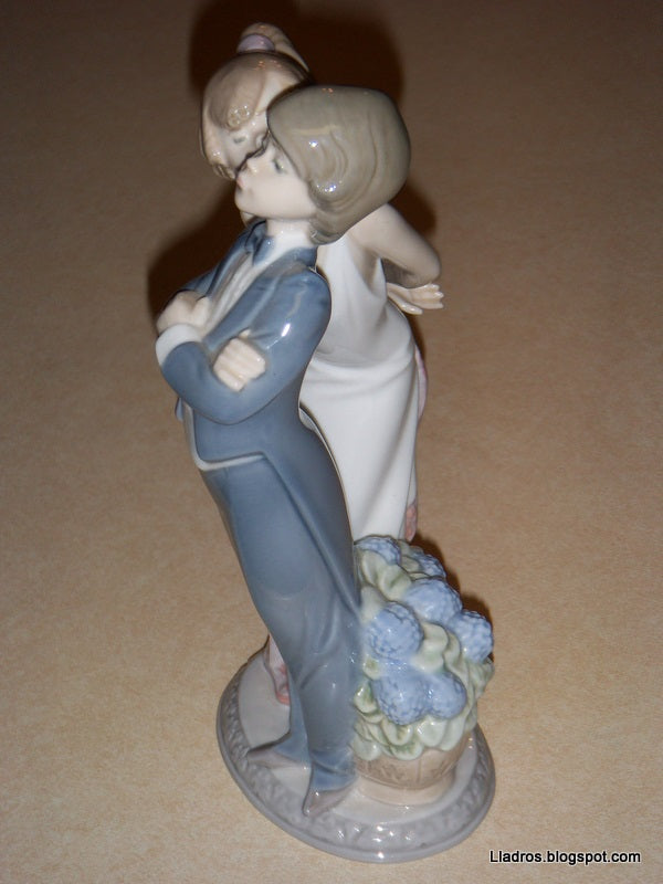 "Let's Make Up" Lladro Daisa Figurine #5555