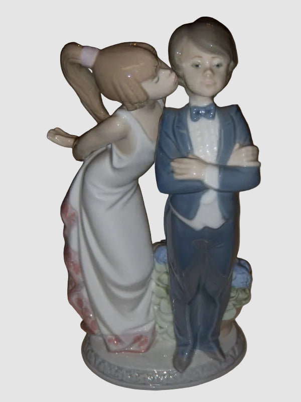 "Let's Make Up" Lladro Daisa Figurine #5555