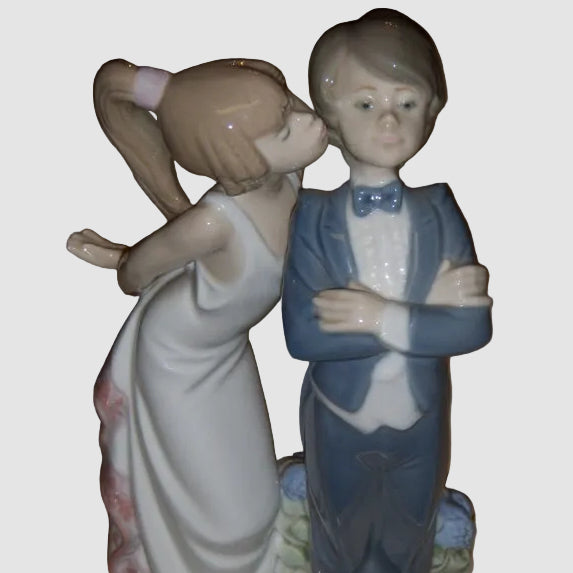 Lladro Lets Make Up Figurine 5555 Daisa Couple Kissing Romance Vintage Spain