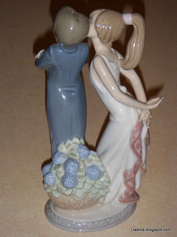 "Let's Make Up" Lladro Daisa Figurine #5555